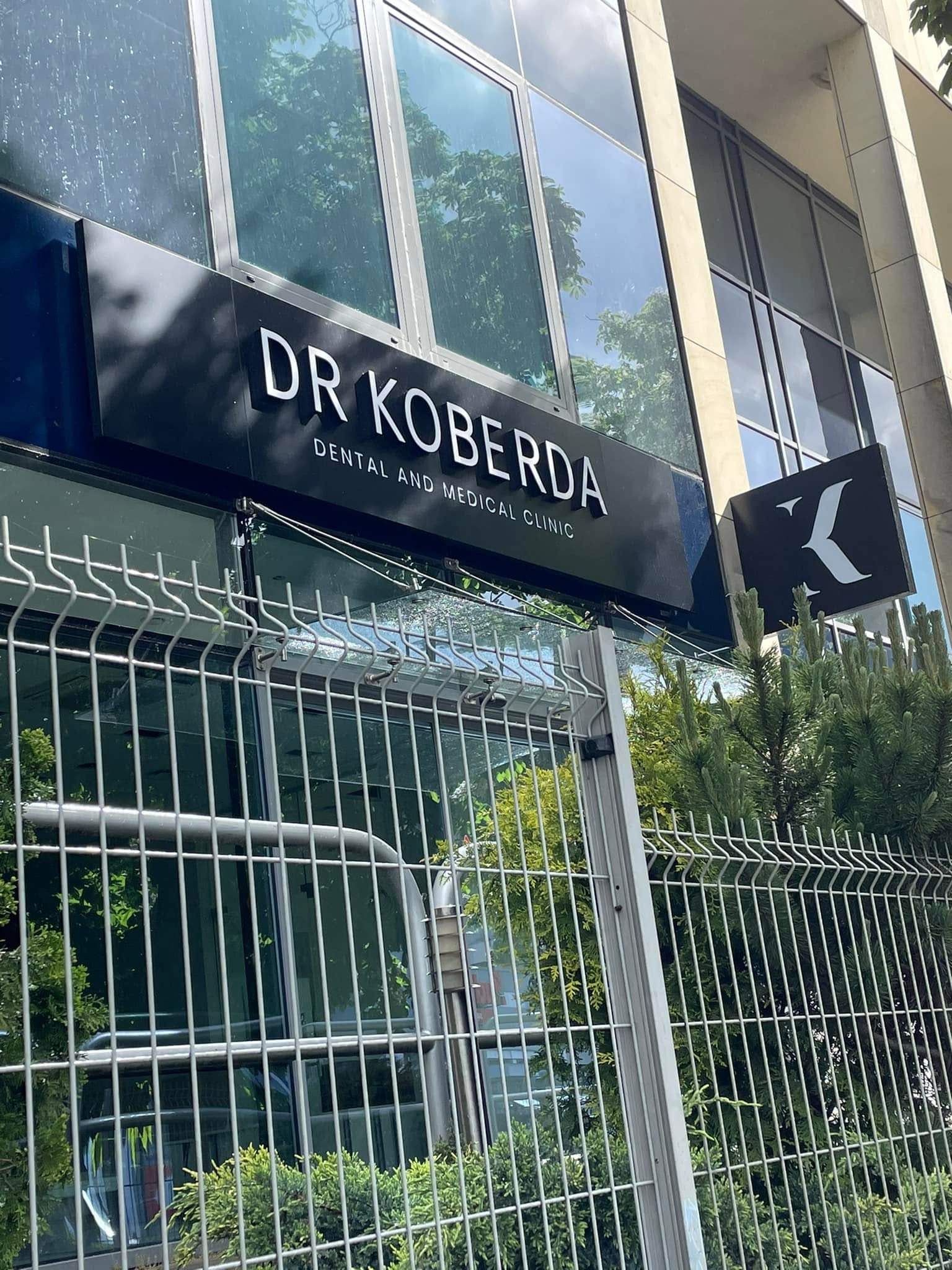 Kaseton z logo Dr Koberda Dental and Medical Clinic