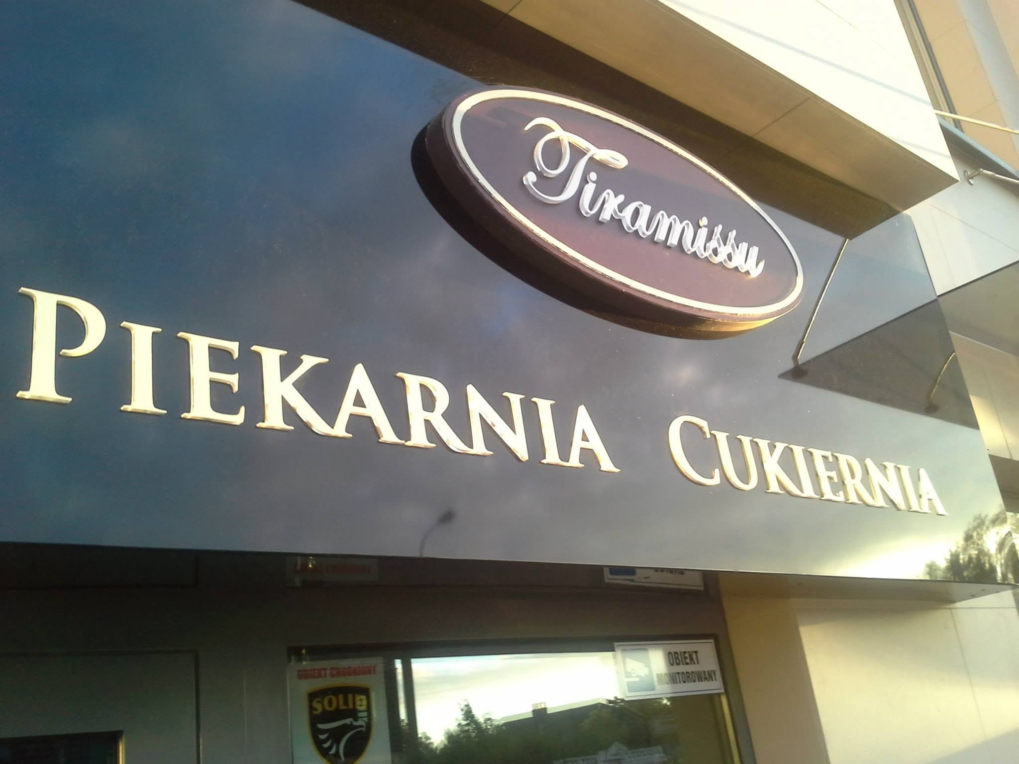 Litery przestrzenne i logo piekarni Tiramisu