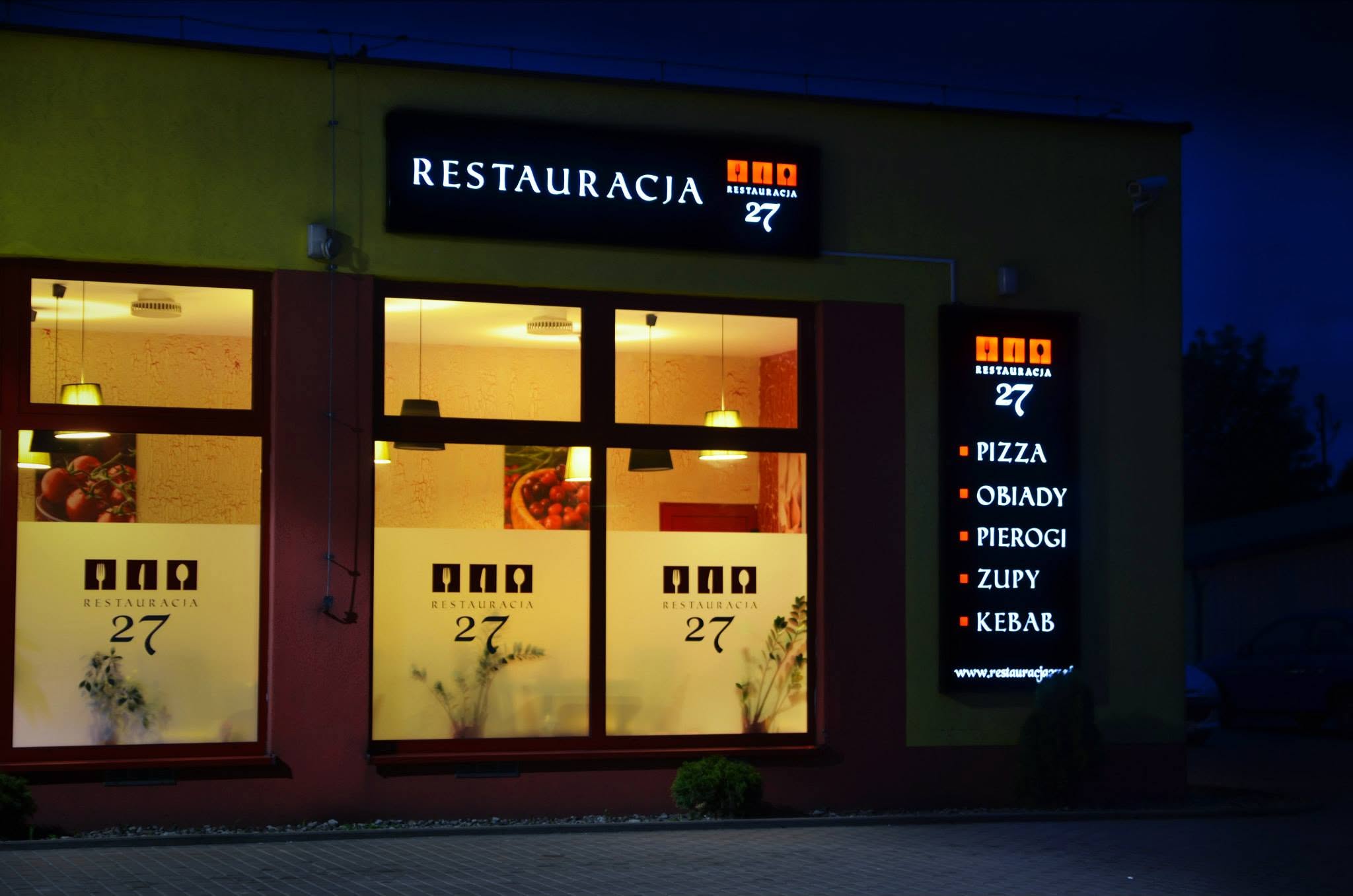 Podświetlany szyld i kaseton Restauracji 27 nocą